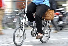 Mit einem Pedelec zu fahren birgt Risiken. Experten raten zum Helm. - dpa