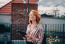 Junge Frau mit Tablet - Zacharie Scheurer/dpa-tmn