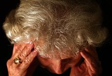 86-jährige Frau greift sich an den Kopf - Karl-Josef Hildenbrand/dpa/dpa-tmn