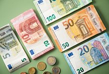 Gestapelte Euro-Geldscheine und Münzen - Christin Klose/dpa-tmn