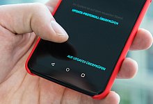 Eine Überprüfung nach Updates ist auf einem Smartphone zu sehen - Silas Stein/dpa-tmn