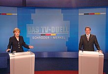 TV Duell zwischen Bundeskanzler Gerhard SCHROEDER SPD und Angela MERKEL CDU Vorsitzende TV - imago images / photothek