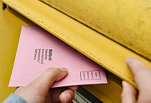 Ein Wahlbrief wird eingesteckt - Patrick Pleul/dpa-Zentralbild/dpa