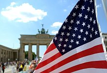 US-amerikanische Flagge vor dem Brandenburger Tor - Foto: picture alliance / dpa