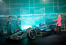 Sebastian Vettel (l) und Lance Stroll bei der Vorstellung des neuen AMR22. - ---/Aston Martin Aramco Cognizant Formula One Team/dpa