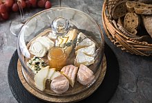 Käse wird unter einer Käseglocke aufbewahrt - Christin Klose/dpa-tmn