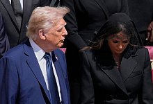 Trump bei Papst-Beisetzung - Gregorio Borgia/AP/dpa