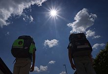 Zwei Schüler mit Ranzen laufen im Sonnenschein - Karl-Josef Hildenbrand/dpa/dpa-tmn
