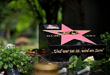 Blick auf das Grab des Schauspielers Dirk Bach (1961-2012) in Köln. - Rolf Vennenbernd/dpa