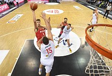 Deutschlands Franz Wagner (l) zieht gegen Serbiens Nikola Jokic (vorne) zum Korb. - Michael Schwartz/dpa