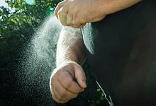 Mann benutzt Mückenspray - Christin Klose/dpa-tmn