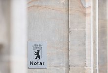 Ein Notarschild in Berlin - Robert G&uuml;nther/dpa-tmn