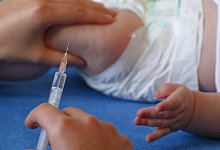 S&auml;ugling beim Kinderarzt - picture alliance / JOKER