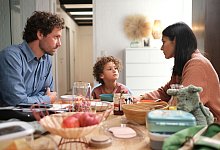 Tom (Florian Stetter), Nika (Pegah Ferydoni) und der kleine Leon (Sole Inan Ikas). - Kerstin Stelter/ZDF/dpa