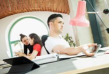 Mann sitzt enttäuscht an einem Schreibtisch - Christin Klose/dpa-tmn