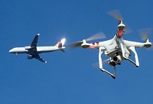 Drohne trifft Flugzeug - Foto: Julian Stratenschulte/Archiv