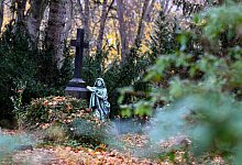 Grab mit Figur und Kreuz - Jens Kalaene/dpa