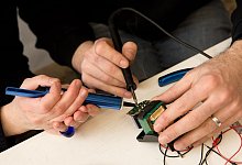 Im Repair-Caf&eacute; - Foto: J&ouml;rg Carstensen/dpa