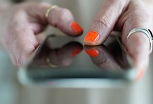 Frau tippt auf einem Smartphone - Marcus Brandt/dpa/dpa-tmn