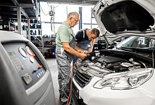 Zwei M&auml;nner in einer Autowerkstatt - Benjamin Nolte/dpa-tmn