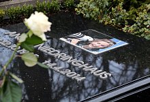 Wei&szlig;e Rose: Das Grab von Anja Niedringhaus am dem Friedhof Am Wall in H&ouml;xter. - David Schellenberg