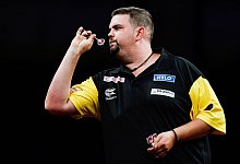 Gabriel Clemens wirft einen Dartpfeil. - Uwe Anspach/dpa/Archivbild