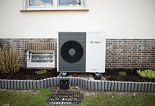 Eine W&auml;rmepumpe steht vor einem Haus - Daniel Reinhardt/dpa/dpa-tmn