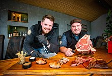 Stolze Sommeliere: Die Freunde Dominik Stollberg (l.) und Lennart Hermstein haben die Pr&uuml;fungen in der Augsburger Fleischerschule mit Bestnoten bestanden. Fleisch aus dem Supermarkt gibt es bei ihnen nicht. - Mike-Dennis Mueller