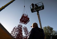 Großvater und Enkel bauen Eiffelturm im Elsass nach - Hannes P. Albert/dpa