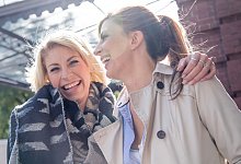 Zwei Frauen lachen zusammen - Christin Klose/dpa-tmn