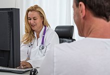 Steht eine Operation an, müssen Ärzte ihre Patienten über die Risiken aufklären. Die Informationen können Patienten aber erstmal sacken lassen, bevor sie dem Eingriff zustimmen. - Christin Klose/dpa-tmn