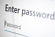 Auf dem Bildschirm eines Laptops sieht man die Dialog-Box eines Passworts. - Fabian Sommer/dpa