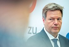 Robert Habeck (B&uuml;ndnis 90/Die Gr&uuml;nen), Vizekanzler und Bundesminister fu?r Wirtschaft und Klimaschutz, w&auml;hrend seines Besuchs bei ArcelorMittal Bremen. - Mohssen Assanimoghaddam/dpa