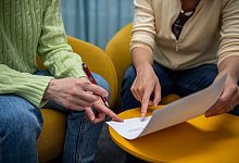 Zwei Frauen bei einem Beratungsgespräch - Nico Tapia/dpa-tmn