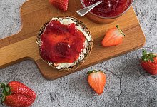 Ein Brötchen mit Erdbeermarmelade - Christin Klose/dpa-tmn