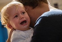 Zahnendes Kind weint - Franziska Gabbert/dpa-tmn