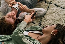 Zwei junge Fauen mit ihren Smartphones - Zacharie Scheurer/dpa-tmn