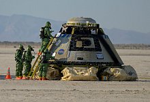 Ein Team von Boeing und Nasa arbeitet nach einem Testflug im US-Bundesstaat New Mexico am Raumschiff CST-100 &laquo;Starliner&raquo;. - Bill Ingalls/NASA/dpa