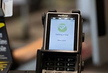 Bargeldloses Zahlen im Supermarkt - Leonie Asendorpf/dpa