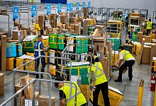 Versandvorbereitungen bei Amazon - Richard Vogel/AP/dpa