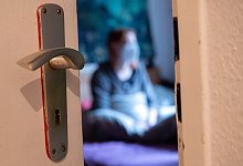 Frau sitzt in Quarant&auml;ne - Sebastian Gollnow/dpa/Symbolbild