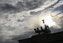Wolkenhimmel über dem Brandenburger Tor - Jens Kalaene/dpa-Zentralbild/ZB