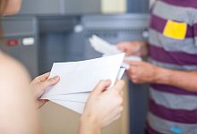 Ein Paar am Briefkasten - Christin Klose/dpa-tmn