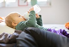 Kleinkind mit Flasche - Christin Klose/dpa-tmn