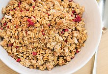 Fruchtmüsli steht auf einem Tisch - Christin Klose/dpa-tmn