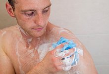 Mann duscht - Christin Klose/dpa-tmn