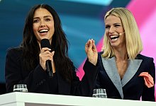 US-Schauspielerin Jessica Alba (l) und Moderatorin Michelle Hunziker unterhalten sich auf der B&uuml;hne der Digital X. - Federico Gambarini/dpa