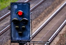 Ein Streckensignal an der zweigleisigen Bahnstrecke. - Jens B&uuml;ttner/dpa