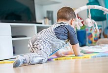 Ein Baby krabbelt durch ein Zimmer - Christin Klose/dpa-tmn