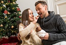 Eine Frau und ein Mann essen Schokolade an Weihnachten - Christin Klose/dpa-tmn